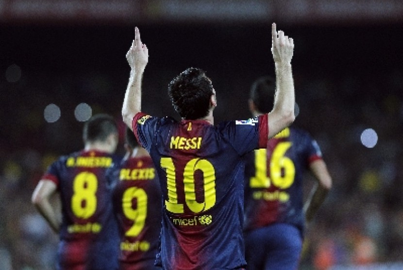 Lionel Messi (tengah) dan rekan-rekannya merayakan gol yang ia lesakkan ke gawang Real Madrid dalam laga Piala Super Spanyol di stadion Camp Nou, Kamis (23/8).