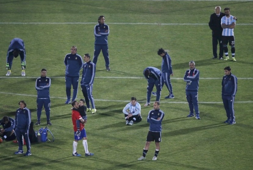 Lionel Messi terduduk lesu setelah gagal membawa Argentina juara Copa America 2015.