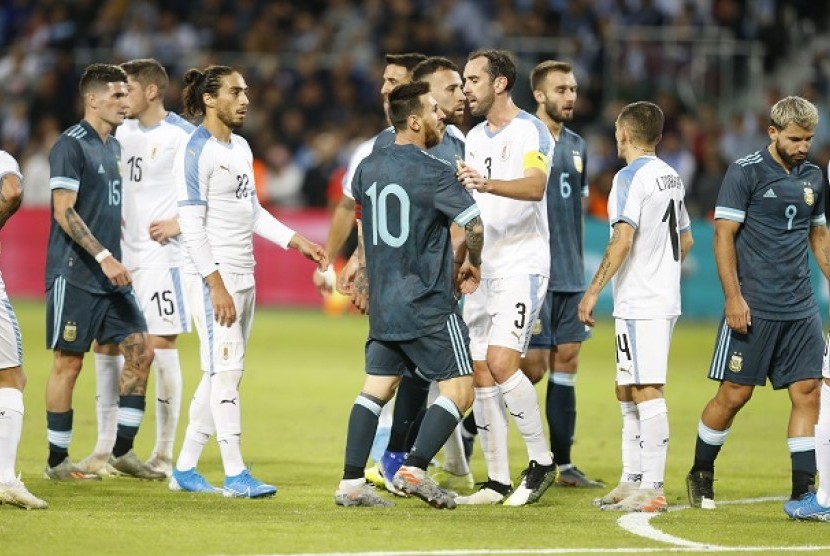 Lionel Messi terlibat adu mulut dengan pemain Uruguay.