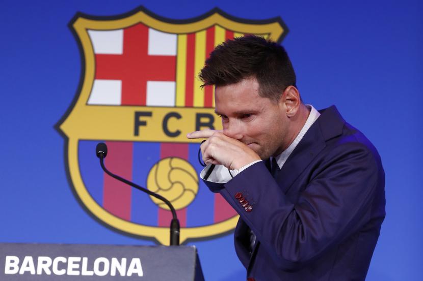 Lionel Messi tiba untuk memberikan konferensi pers di stadion Camp Nou di Barcelona, ??Spanyol, Ahad, 8 Agustus 2021. FC Barcelona sebelumnya telah mengumumkan negosiasi dengan Lionel Messi telah berakhir dan bahwa Messi akan meninggalkan klub.