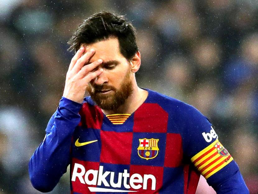  Lionel Messi memutuskan bertahan di Barcelona semusim lagi.