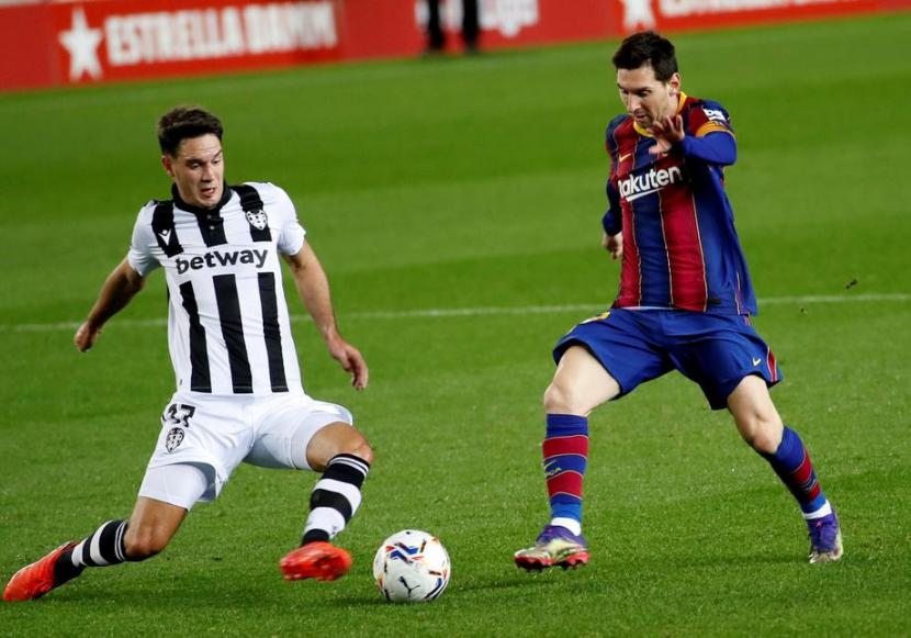 Lionel Messi (kanan).