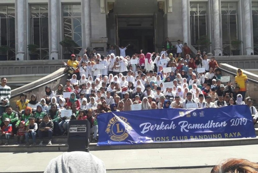Lions Club Bandung Raya menyelengarakan konvoi keliling 300 anak yatim Kota Bandung dan buka bersama  di Trans Studio Mall, Kota Bandung, Selasa (21/5).