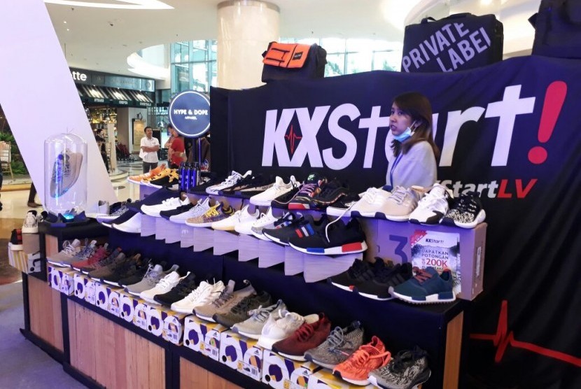 Lippo Mall Kemang menggelar Sneakerpeak vol 2 mulai Jumat (17/11) hingga Ahad (19/11). Beragam merek sepatu ternama hadir di tempat ini dengan berbagai penawaran menarik. 
