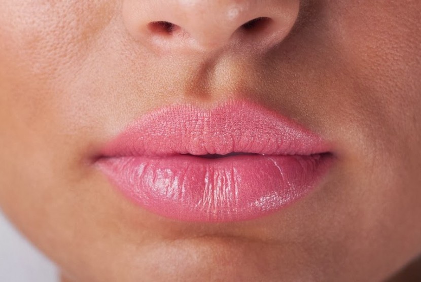 Lipstik merah muda diprediksi jadi tren dandan 2016.