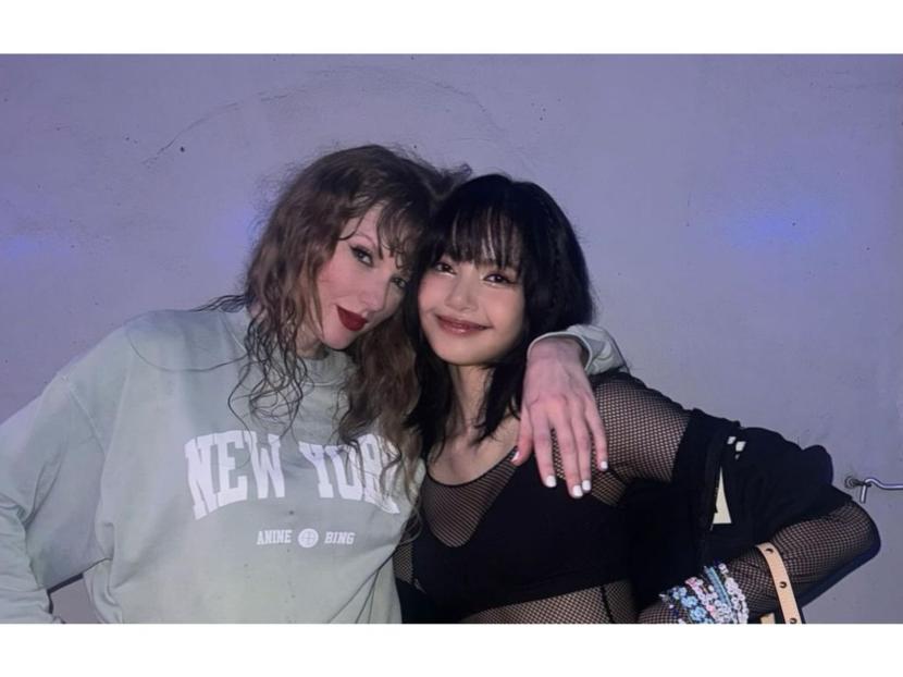 Lisa Blackpink (kanan) dan Taylor Swift (kiri). Lagu Blackpink diputar di konser Taylor Swift Singapura. Setelah konser, Lisa membagikan foto bersama Taylor Swift di akun IG pribadinya.