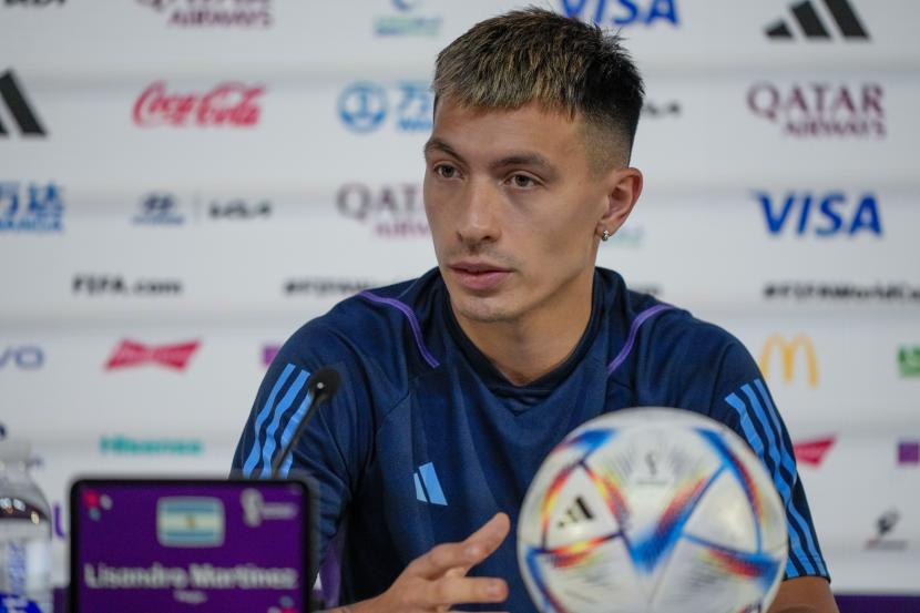 Lisandro Martinez dari Argentina menghadiri konferensi pers menjelang pertandingan sepak bola Piala Dunia grup C antara Polandia dan Argentina, di Doha, Qatar, Selasa, 29 November 2022. 