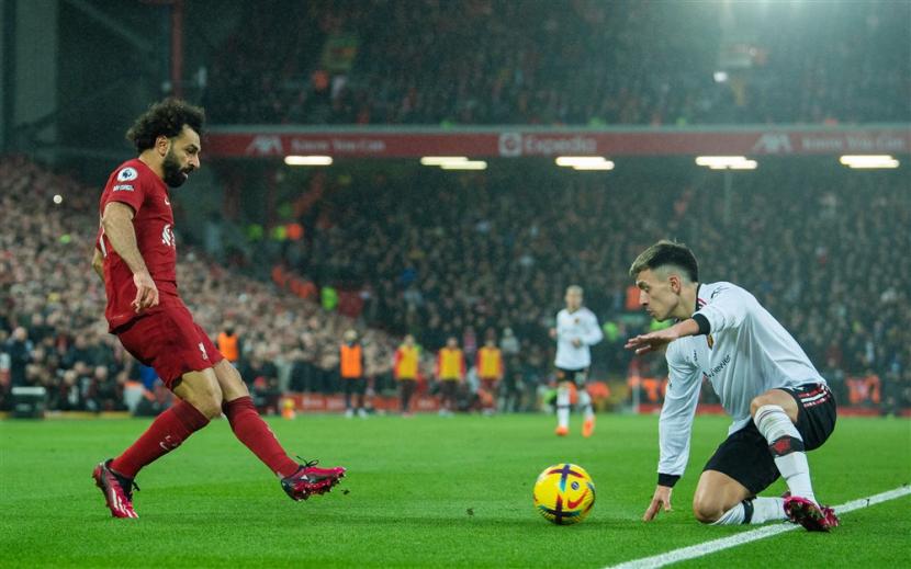 Lisandro Martinez (kanan) kelimpungan mengawal pemain muslim milik Liverpool Mohamed Salah di Anfield, Senin (6/3/2023). 