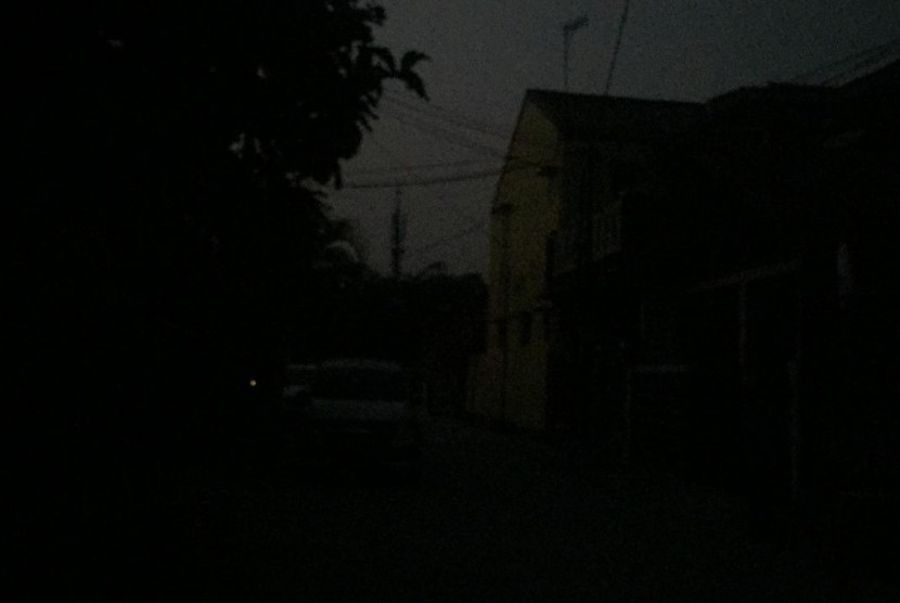 Listrik padam (Ilustrasi). Aliran listrik di Pamekasan dan Sumenep, Madura, Jawa, Timur padam akibat gangguan layang-layang yang menyangkut di penghantar 150 kV Ujung-Bangkalan.
