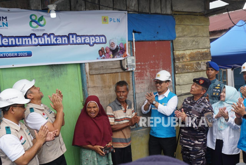 Cahaya dan Harapan di HLN ke-80: PLN Sambungkan Listrik Gratis untuk Keluarga Prasejahtera di Padang