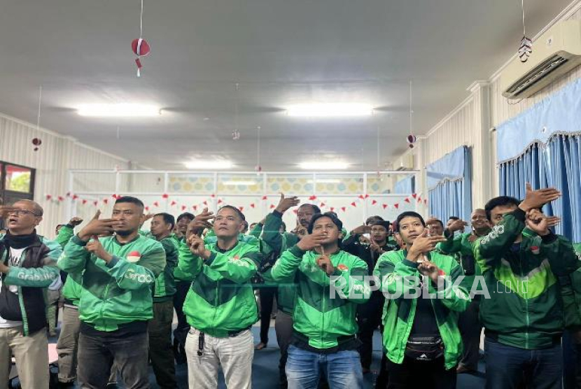 Literasi keuangan digelar Ruang Amal Indonesia dengan IFG Life untuk para ojol penyandang disabilitas rungu. 