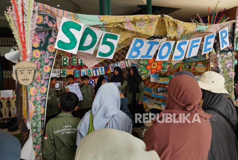 Literasi penting ditanamkan sejak usia dini. 