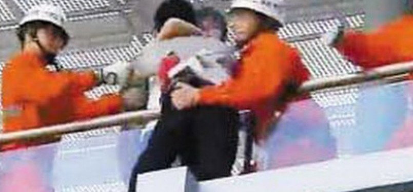 Liu dan sang pemuda berpelukan, setelah petugas berhasil menyelamatkannya