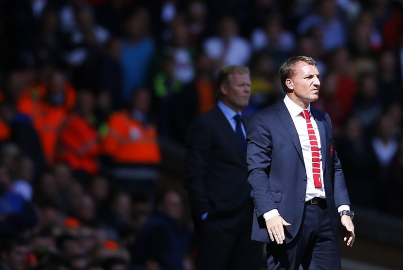 Liverpool manager Brendan Rodgers (R) and Southampton manager Ronald Koeman watch their teams during their English Premier League soccer match at Anfield in Liverpool, northern England August 17, 2014.