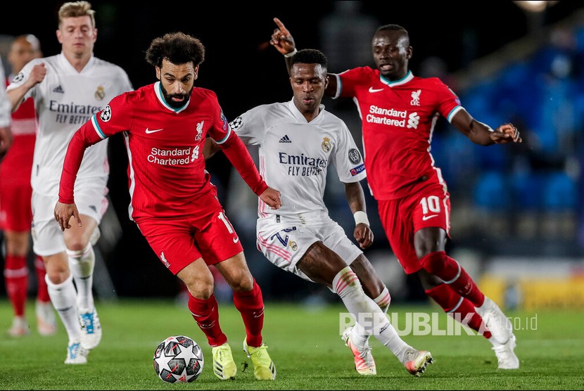  Pemain Liverpool Mohamed Salah (kedua kiri) berusaha mengontrol bola pada pertandingan leg pertama perempat final Liga Champions 2020/2021 antara Real Madrid dan Liverpool di Stadion Bernabeu, Madrid, Rabu (7/4) dini hari WIB. 