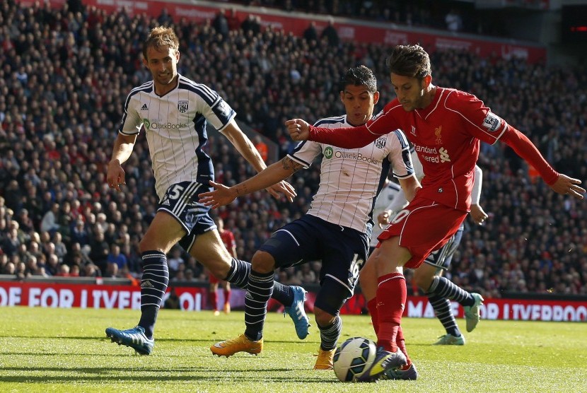 Liverpool's Adam Lallana (R) shoots to score the opening goal during their English Premier League soccer match against West Bromwich Albion at Anfield in Liverpool, northern England October 4, 2014. 