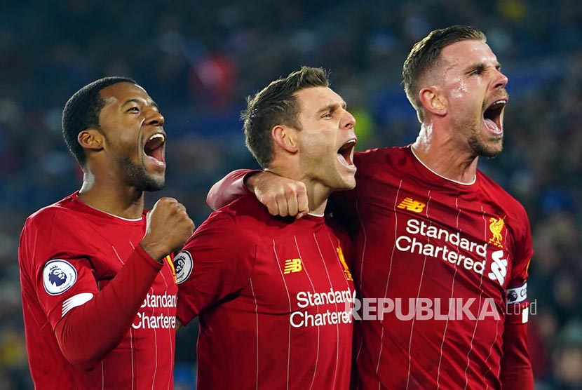 Kapten tim Liverpool James Milner (tengah) merayakan gol penaltinya pada laga Leicester City melawan Liverpool di King Power Stadium, Leicester, Jumat (27/12) dini hari. 