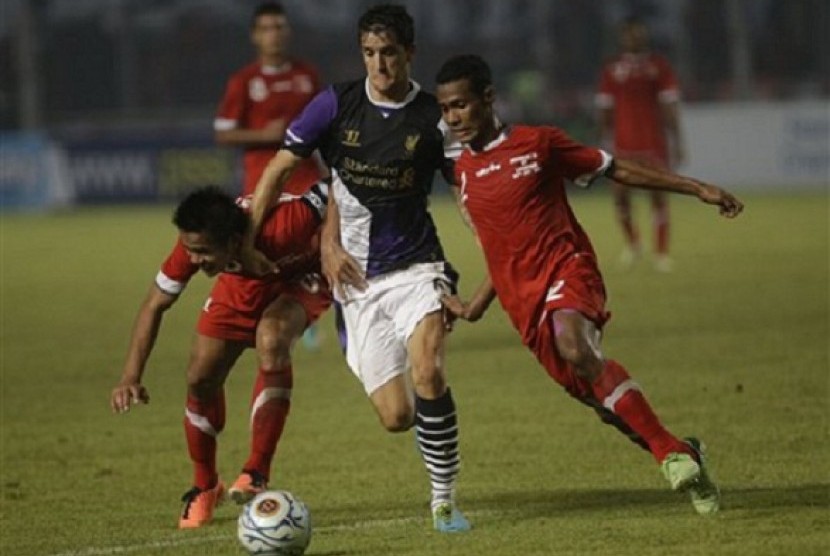 Liverpool's Luis Alberto (center) fight the ball with Indonesia's M Roby (left) and I Made Wirawan (right) during their friendly soccer match at Gelora Bung Karno stadium in Jakarta, Saturday, July, 20, 2013. Liverpool won the match 2-0. 