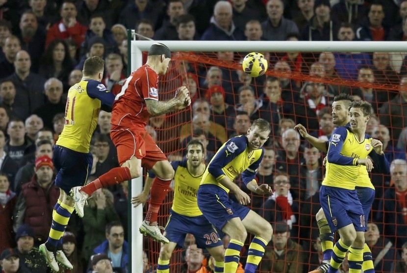Liverpool's Martin Skrtel (2nd L) scores a goal against Arsenal during their English Premier League soccer match at Anfield in Liverpool, northern England December 21, 2014.