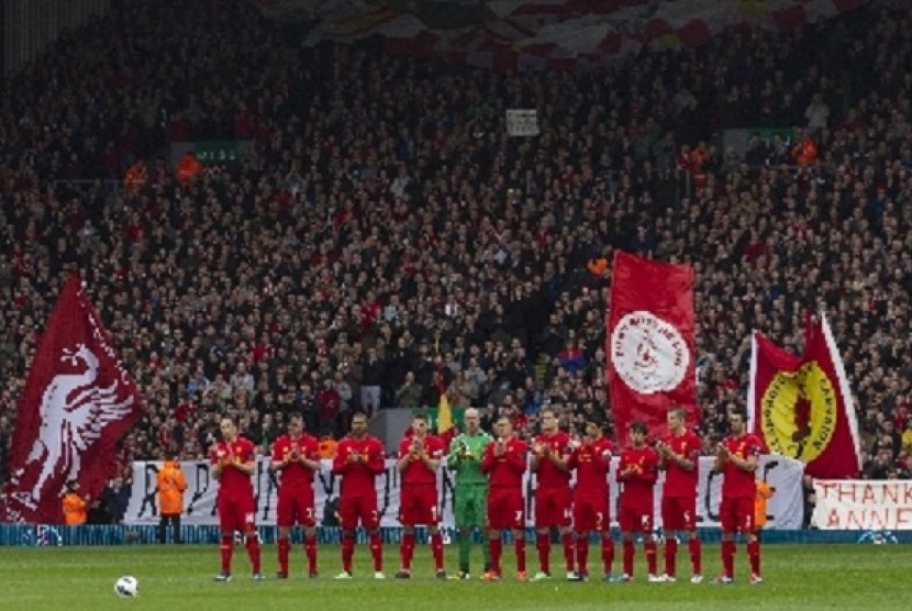 Liverpool's players applaud before their English Premier League soccer match against Chelsea at Anfield Stadium, Liverpool, England. The team will visit Indonesia and have a match with Indonesian national team. (file photo)