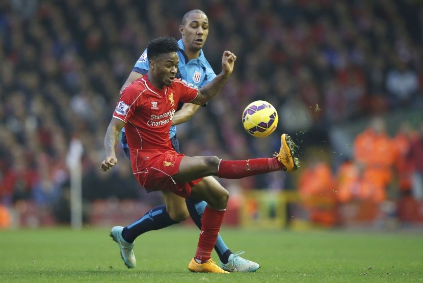 Liverpool's Raheem Sterling (FRONT) is challenged Stoke City's Steven N'Zonzi during their English Premier League soccer match at Anfield in Liverpool, northern England November 29, 2014.