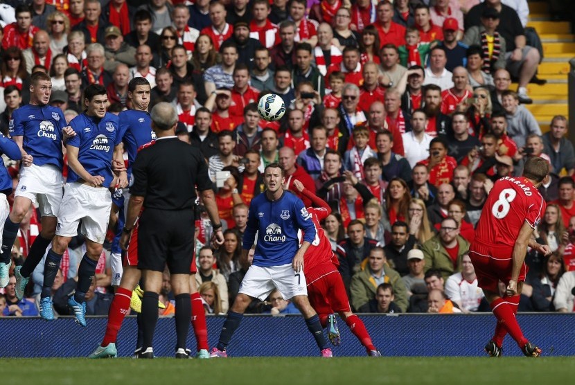 Liverpool's Steven Gerrard (8) scores a goal against Everton during their English Premier League soccer match at Anfield in Liverpool, northern England September 27, 2014.