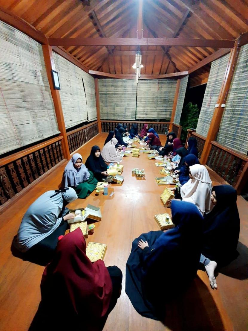 Liwet Santri Instan Khas Pesantren Kampung Quran Learning Center.