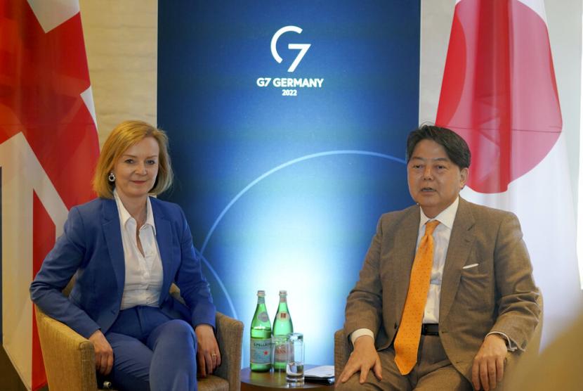 Liz Truss, Menteri Luar Negeri Inggris, kiri, dan Hayashi Yoshimasa, Menteri Luar Negeri Jepang berbicara pada awal pertemuan bilateral selama Kelompok G7 kekuatan ekonomi demokrasi terkemuka di Weissenhauser Strand, Jerman, Kamis 12 Mei 2022.