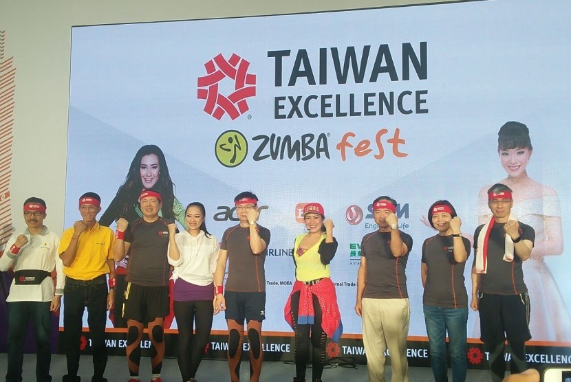 Liza Natalia (Official Brand Ambasador of Zumba Indonesia) dan Yuanita Christiani (Taiwan Excellence Celebrity Endorser) bersama para petinggi TAITRA.