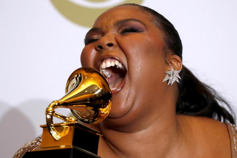 Lizzo berpose dengan piala Grammy yang diraihnya sebagai Best Pop Solo Performance lewat lagu Truth Hurts, Best Urban Contemporary Album, dan Best Traditional R&B Performance untuk lagu Jerome di Grammy Awards 2020. Lizzo mengaku sudah tak lagi memakai deodoran.