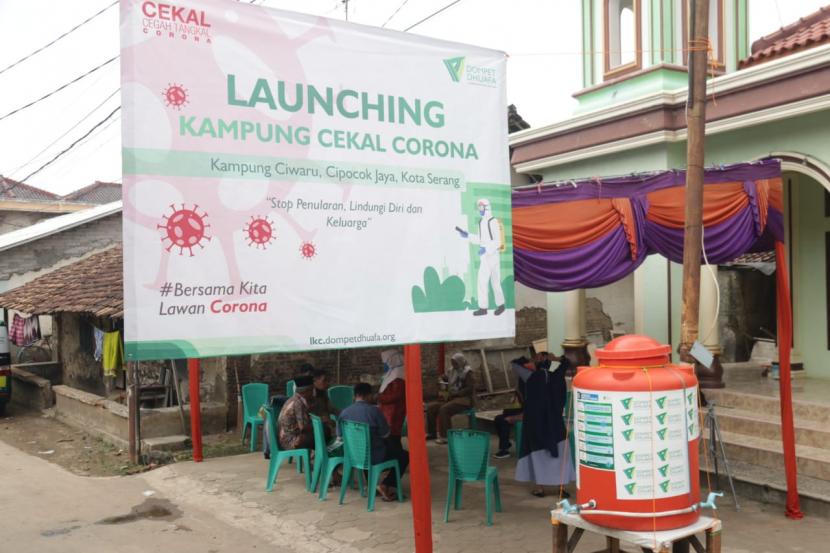 LKC Dompet Dhuafa meresmikan program dengan tajuk Kampung Cekal Corona di Kampung Ciwaru, Cipocok Jaya, Kota Serang, Banten, Senin (20/4).