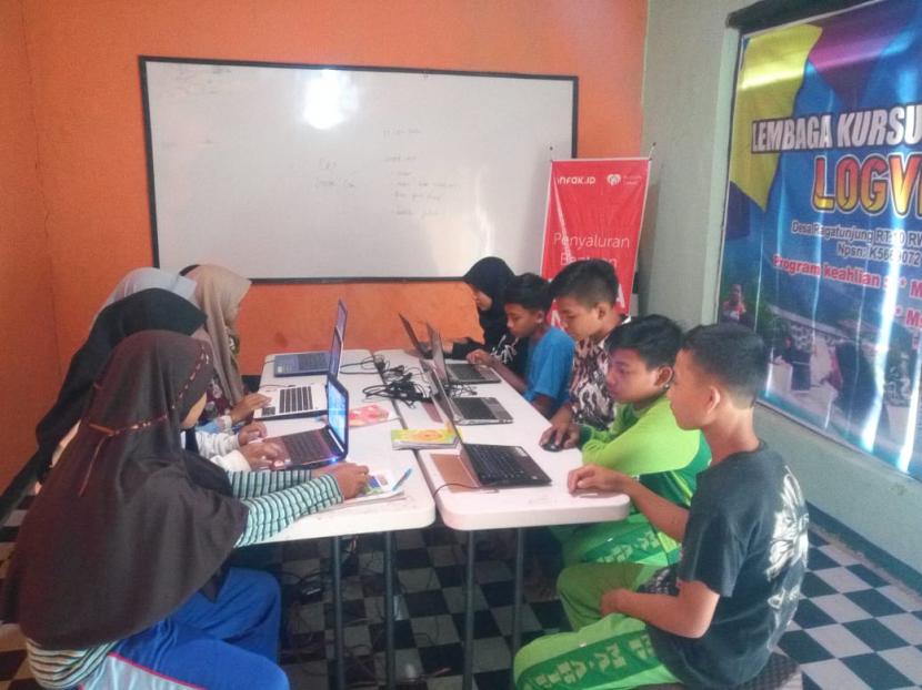LKP Logval.com dan Rumah Zakat mengadakan pelatihan komputer yang dihadiri oleh 10 peserta.