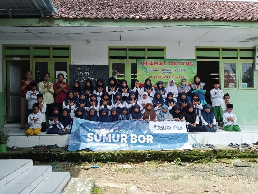  LMI Bersama Yayasan Manarul Ilmi ITS memberikan bantuan wakaf sumur bor kepada ponpes Raudlatul Thullab. 