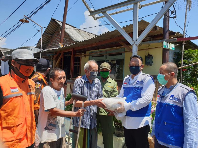 LMI dan YMI ITS Salurkan Sembako dan Edukasi Warga Surabaya