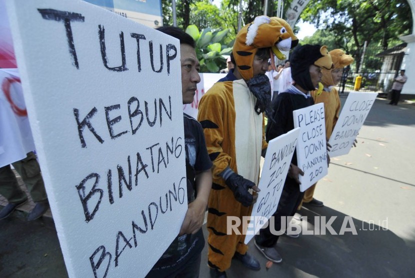 LMS Scorpion Trade Monitoring Group melakukan unjuk rasa menuntut penutupan Kebun Binatang Bandung, di Balai Kota Bandung, Jumat (29/7). (Mahmud Muhyidin)