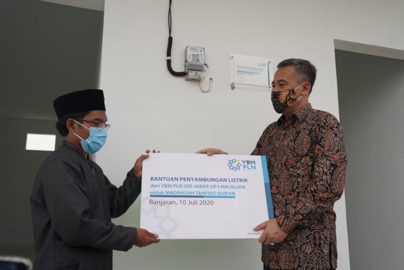 LN bersinergi dengan Yayasan Baitul Mal (YBM) unit induk distribusi (UID) Jawa Barat memberikan bantuan penyambungan listrik ke 33 Madrasah yang tersebar di seluruh Jawa Barat. 
