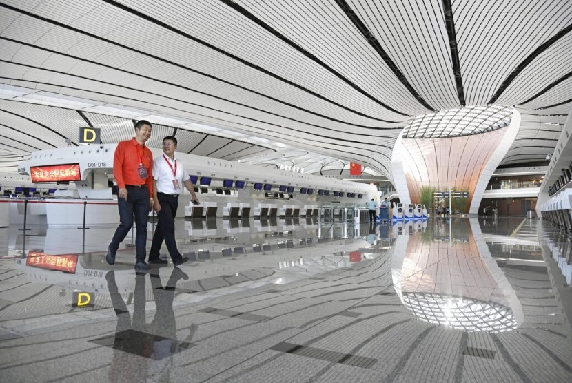 Lobi keberangkatan di Bandara Internasional Daxing, Beijing, China. China diperkirakan baru membuka akses asing tahun depan setelah mempelajari situasi. Ilustrasi.