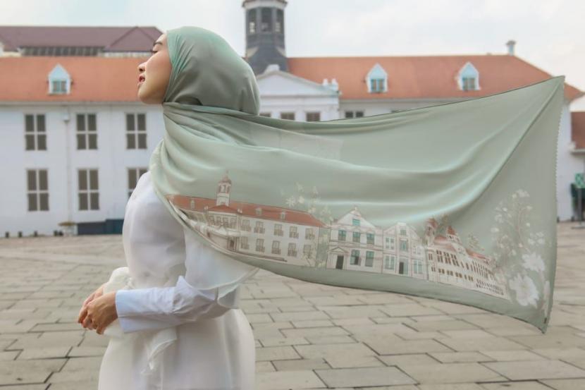 Local brand modest fashion KNW berkolaborasi dengan influencer Nasariastri merilis koleksi premium scarf baru Romansa Batavia. 