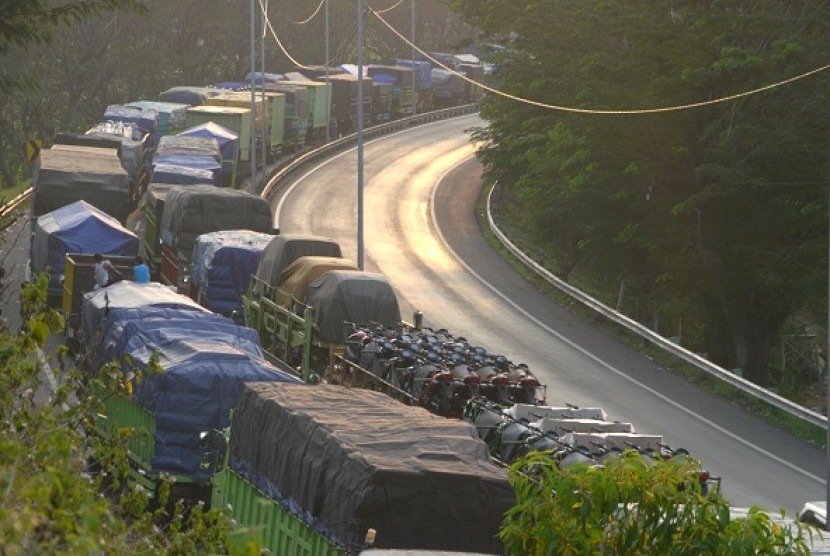 Logistic trucks snake for at leat two days before cross the Sunda Strait to Bakauheni Port in Sumatra. (file photo)   