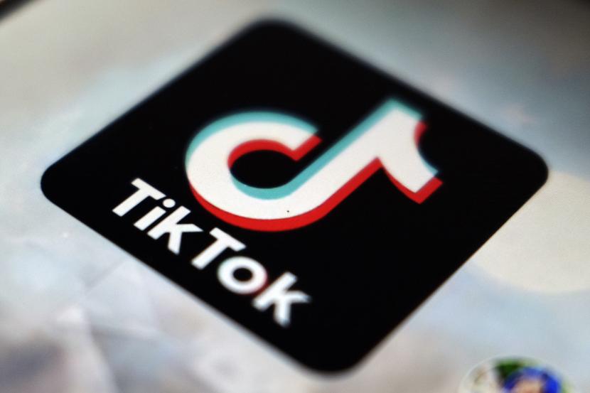 Logo aplikasi TikTok muncul di Tokyo pada 28 September 2020. Komisi Inggris Denda TikTok karena tak Mampu Lindungi Privasi Anak