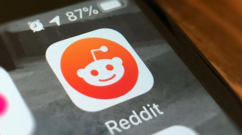 Logo aplikasi Reddit.