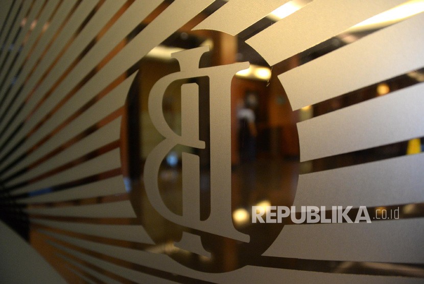 Bank Indonesia menurunkan suku bunga acuan 25 basis poin dari lima persen menjadi 4,75 persen menanggapi kondisi global terkini.