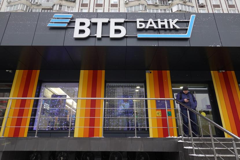 Logo bank VTB Rusia terlihat di kantor bank VTB di Moskow, Rusia, 28 November 2022.