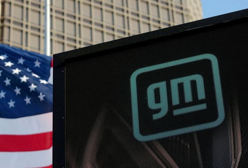 Logo baru GM terlihat di fasad kantor pusat General Motors di Detroit, Michigan, AS, 16 Maret 2021. 