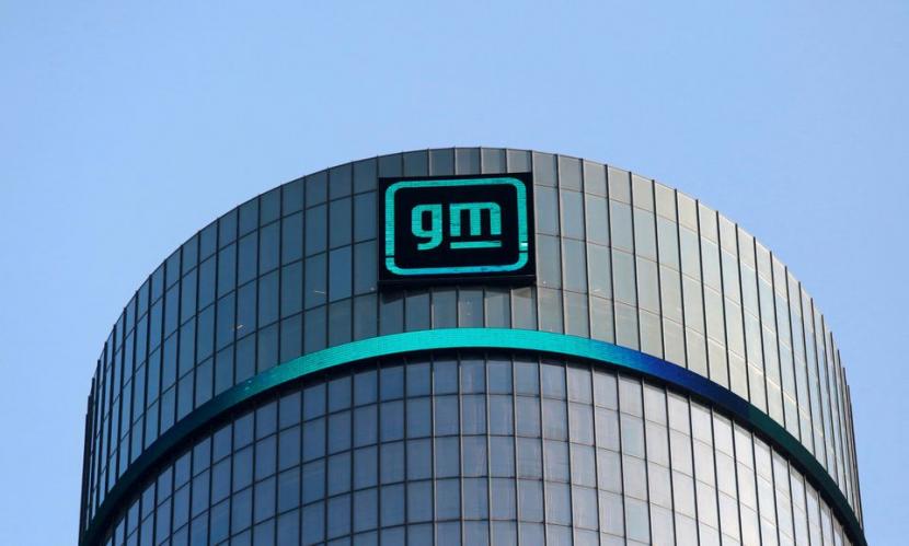 Logo baru GM terlihat di fasad markas General Motors di Detroit, Michigan, AS, 16 Maret 2021. 