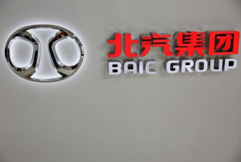 logo Beijing Automotive Group (BAIC) pada pameran otomotif Cina 