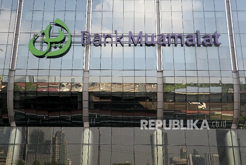 Logo besar Bank Muamalat terpasang di Muamalat tower, Kuningan, Jakarta. 