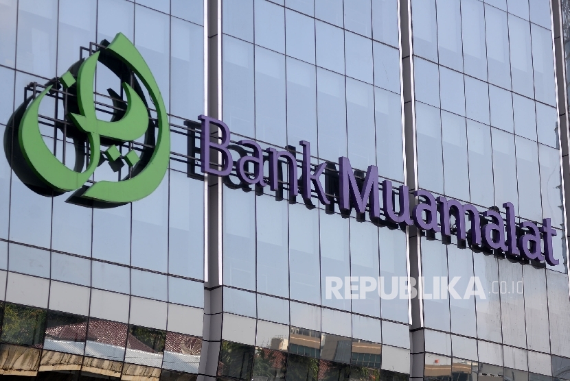 Logo besar Bank Muamalat terpasang di Muamalat tower, Kuningan, Jakarta.