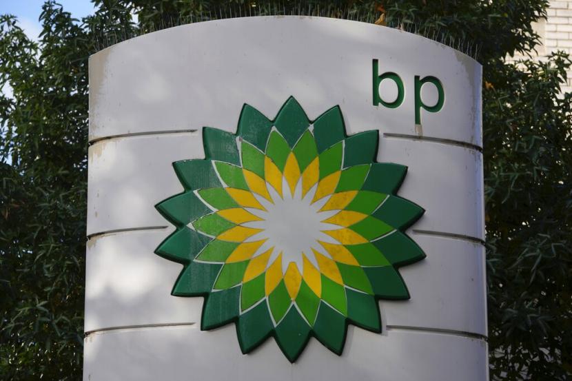 Logo BP terlihat di pom bensin di London, pada 1 November 2022. Perusahaan energi Inggris BP melaporkan rekor pendapatan tahunan pada Selasa, 7 Februari 2023 di tengah meningkatnya seruan agar pemerintah Inggris menaikkan pajak atas perusahaan yang mendapat untung dari tingginya harga minyak dan gas alam setelah invasi Rusia ke Ukraina.