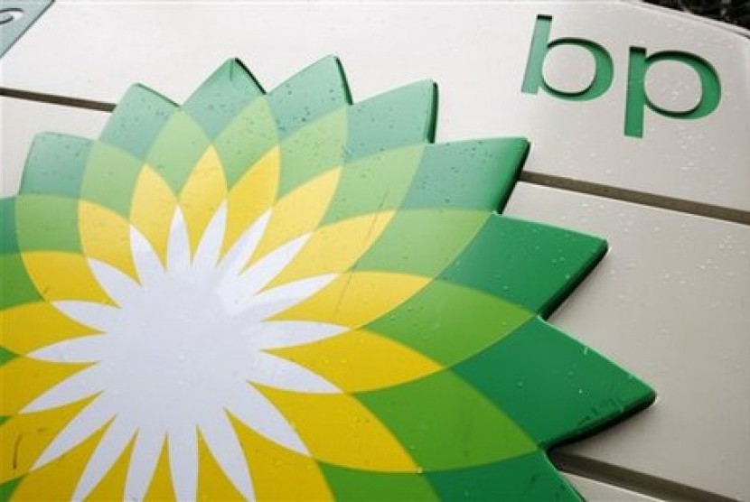 Logo British Petroleum. Meski untung besar, BP tetap menuai kritik.